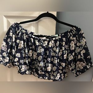 NWT adorable crop top